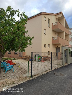 Отель Apartments with a parking space Kastel Stafilic, Kastela - 13375  Каштел Камбеловац